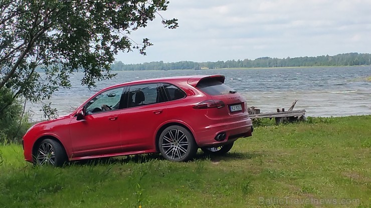 Travelnews.lv redakcija ar Porsche Cayenne GTS izbrauc Latgalē 1000 km maršrutu 179461