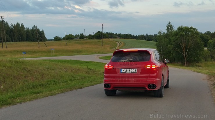 Travelnews.lv redakcija ar Porsche Cayenne GTS izbrauc Latgalē 1000 km maršrutu 179462