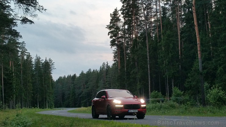 Travelnews.lv redakcija ar Porsche Cayenne GTS izbrauc Latgalē 1000 km maršrutu 179464