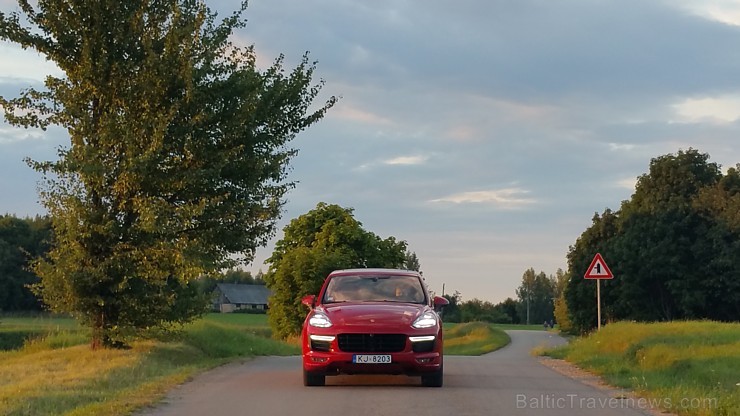 Travelnews.lv redakcija ar Porsche Cayenne GTS izbrauc Latgalē 1000 km maršrutu 179465