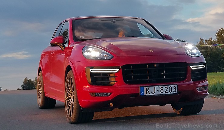 Travelnews.lv redakcija ar Porsche Cayenne GTS izbrauc Latgalē 1000 km maršrutu 179466