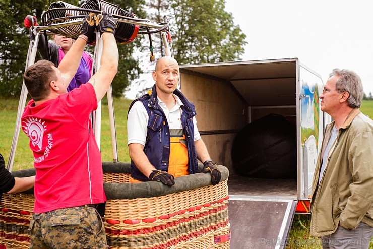 Skatītājiem festivālā bija iespēja priecāties par teju divdesmit balonu lidojumu, no kurām septiņas gaisa balonu ekipāžas bija no Lietuvas 180334