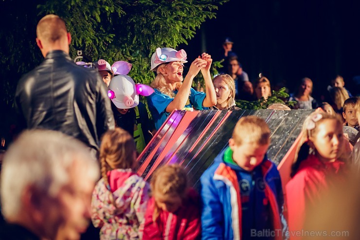 Dzintaru mežaparkā pulcējās ģimenes ar maziem un lieliem bērniem,  kur dalībniekus priecēja dažādi tēli no iemīļotām pasakām un stāstiem Latvijas māks 181152
