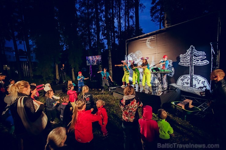 Dzintaru mežaparkā pulcējās ģimenes ar maziem un lieliem bērniem,  kur dalībniekus priecēja dažādi tēli no iemīļotām pasakām un stāstiem Latvijas māks 181154