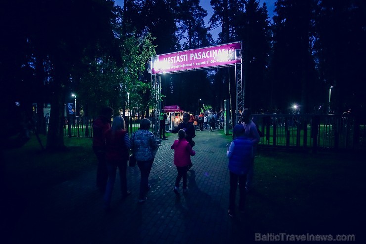 Dzintaru mežaparkā pulcējās ģimenes ar maziem un lieliem bērniem,  kur dalībniekus priecēja dažādi tēli no iemīļotām pasakām un stāstiem Latvijas māks 181155