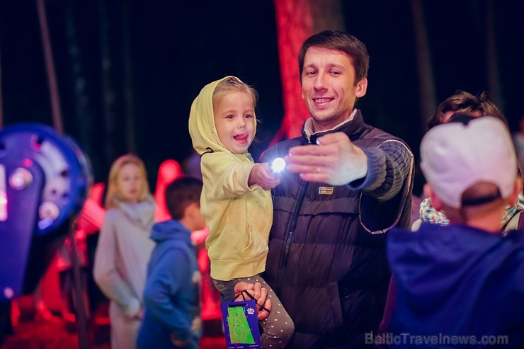 Dzintaru mežaparkā pulcējās ģimenes ar maziem un lieliem bērniem,  kur dalībniekus priecēja dažādi tēli no iemīļotām pasakām un stāstiem Latvijas māks 181157