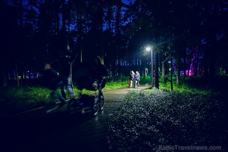 Dzintaru mežaparkā pulcējās ģimenes ar maziem un lieliem bērniem,  kur dalībniekus priecēja dažādi tēli no iemīļotām pasakām un stāstiem Latvijas māks 181163