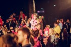 Dzintaru mežaparkā pulcējās ģimenes ar maziem un lieliem bērniem,  kur dalībniekus priecēja dažādi tēli no iemīļotām pasakām un stāstiem Latvijas māks 3