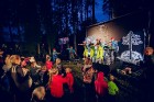 Dzintaru mežaparkā pulcējās ģimenes ar maziem un lieliem bērniem,  kur dalībniekus priecēja dažādi tēli no iemīļotām pasakām un stāstiem Latvijas māks 6