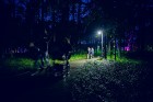 Dzintaru mežaparkā pulcējās ģimenes ar maziem un lieliem bērniem,  kur dalībniekus priecēja dažādi tēli no iemīļotām pasakām un stāstiem Latvijas māks 15