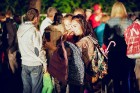 Dzintaru mežaparkā pulcējās ģimenes ar maziem un lieliem bērniem,  kur dalībniekus priecēja dažādi tēli no iemīļotām pasakām un stāstiem Latvijas māks 16
