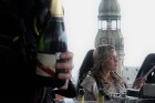 Travelnews.lv izbauda dzirkstošo vīnu restorānā debesīs 
