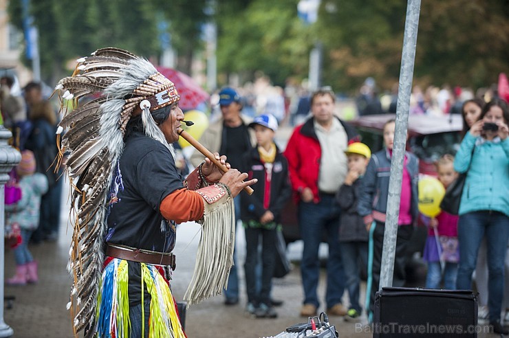 Rīgas svētku laikā trīs dienu garumā pilsētas ielās, skvēros, parkos un laukumos apmeklētāji baudīja krāšņu un daudzveidīgu vizuālo, muzikālo un arī s 181690