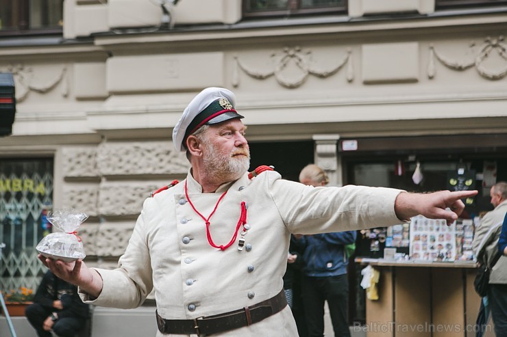 Rīgas svētku laikā trīs dienu garumā pilsētas ielās, skvēros, parkos un laukumos apmeklētāji baudīja krāšņu un daudzveidīgu vizuālo, muzikālo un arī s 181713