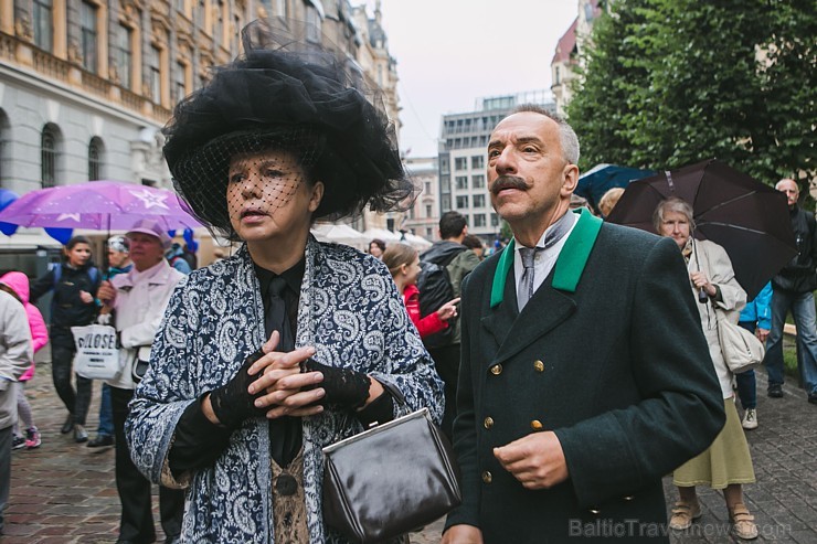 Rīgas svētku laikā trīs dienu garumā pilsētas ielās, skvēros, parkos un laukumos apmeklētāji baudīja krāšņu un daudzveidīgu vizuālo, muzikālo un arī s 181715