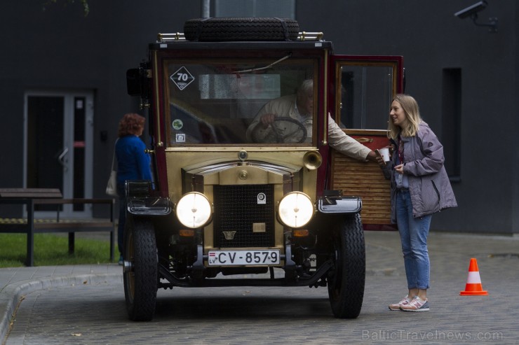 Starptautiskais seno spēkratu salidojums «Rīga Retro» pulcē retro auto cienītājus 181738