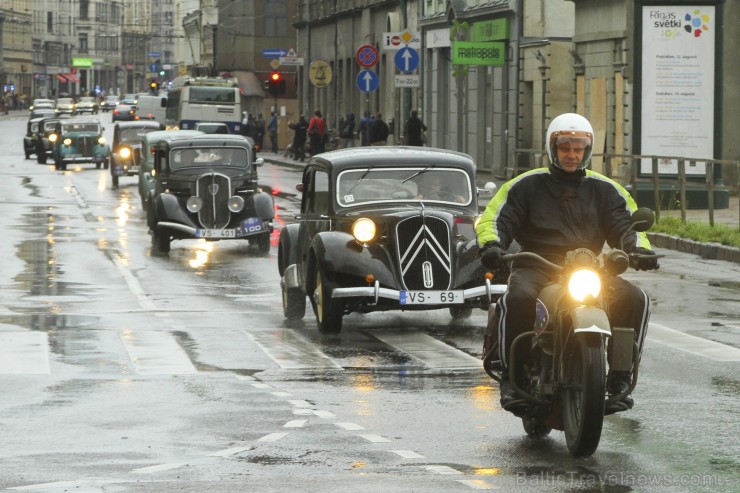 Starptautiskais seno spēkratu salidojums «Rīga Retro» pulcē retro auto cienītājus 181745