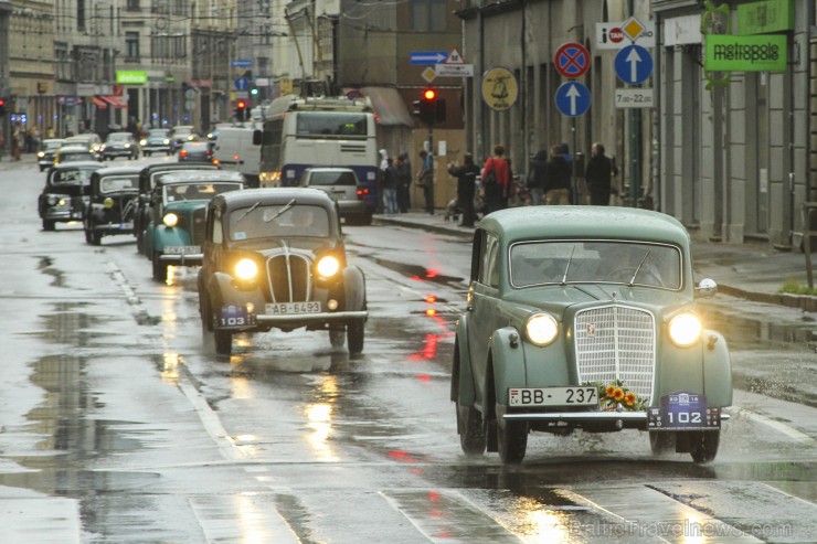 Starptautiskais seno spēkratu salidojums «Rīga Retro» pulcē retro auto cienītājus 181747