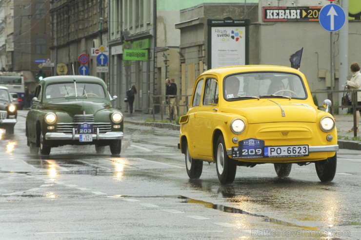 Starptautiskais seno spēkratu salidojums «Rīga Retro» pulcē retro auto cienītājus 181753