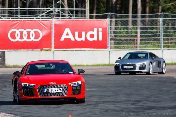 Travelnews.lv redakcija Biķernieku trasē 15.08.2016 izmēģina jaudīgos Audi R8 un RS sērijas automobiļus. Foto: Audi Sport 181847