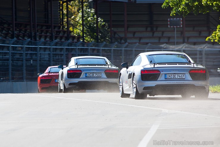 Travelnews.lv redakcija Biķernieku trasē 15.08.2016 izmēģina jaudīgos Audi R8 un RS sērijas automobiļus. Foto: Audi Sport 181848