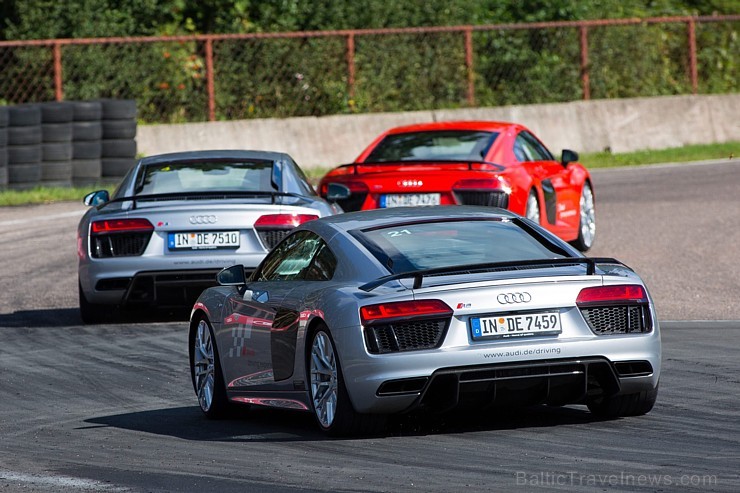 Travelnews.lv redakcija Biķernieku trasē 15.08.2016 izmēģina jaudīgos Audi R8 un RS sērijas automobiļus. Foto: Audi Sport 181851