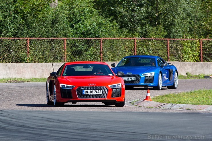 Travelnews.lv redakcija Biķernieku trasē 15.08.2016 izmēģina jaudīgos Audi R8 un RS sērijas automobiļus. Foto: Audi Sport 181852