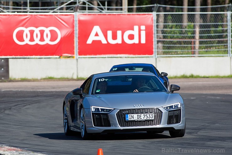 Travelnews.lv redakcija Biķernieku trasē 15.08.2016 izmēģina jaudīgos Audi R8 un RS sērijas automobiļus. Foto: Audi Sport 181858