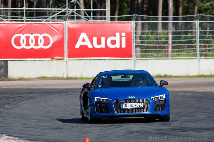 Travelnews.lv redakcija Biķernieku trasē 15.08.2016 izmēģina jaudīgos Audi R8 un RS sērijas automobiļus. Foto: Audi Sport 181861