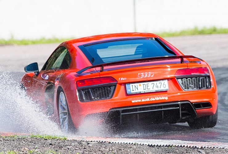 Travelnews.lv redakcija Biķernieku trasē 15.08.2016 izmēģina jaudīgos Audi R8 un RS sērijas automobiļus. Foto: Audi Sport 181862