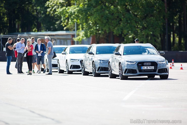 Travelnews.lv redakcija Biķernieku trasē 15.08.2016 izmēģina jaudīgos Audi R8 un RS sērijas automobiļus. Foto: Audi Sport 181863