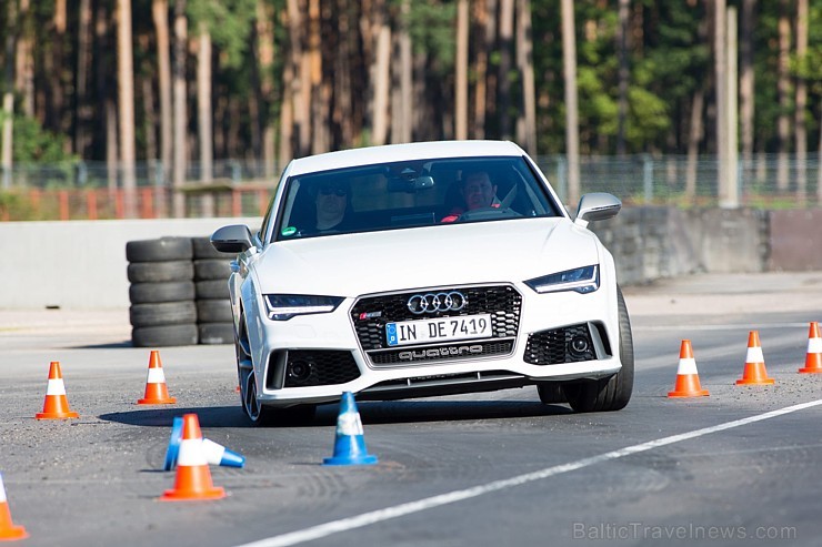 Travelnews.lv redakcija Biķernieku trasē 15.08.2016 izmēģina jaudīgos Audi R8 un RS sērijas automobiļus. Foto: Audi Sport 181864