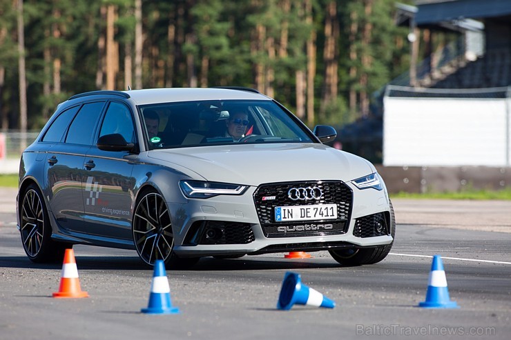 Travelnews.lv redakcija Biķernieku trasē 15.08.2016 izmēģina jaudīgos Audi R8 un RS sērijas automobiļus. Foto: Audi Sport 181865