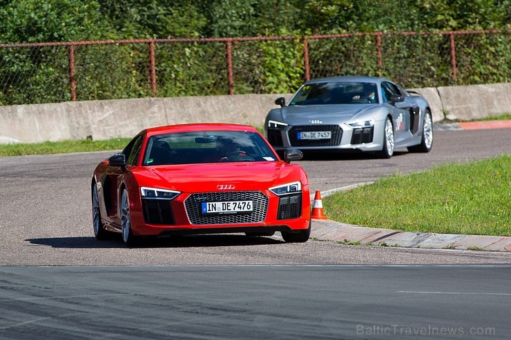 Travelnews.lv redakcija Biķernieku trasē 15.08.2016 izmēģina jaudīgos Audi R8 un RS sērijas automobiļus. Foto: Audi Sport 181867