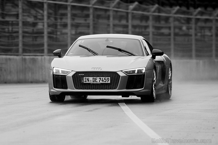 Travelnews.lv redakcija Biķernieku trasē 15.08.2016 izmēģina jaudīgos Audi R8 un RS sērijas automobiļus. Foto: Audi Sport 181876