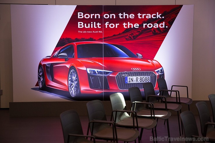 Travelnews.lv redakcija Biķernieku trasē 15.08.2016 izmēģina jaudīgos Audi R8 un RS sērijas automobiļus. Foto: Audi Sport 181886