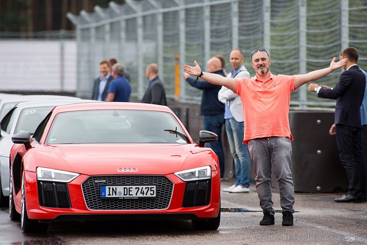 Travelnews.lv redakcija Biķernieku trasē 15.08.2016 izmēģina jaudīgos Audi R8 un RS sērijas automobiļus. Foto: Audi Sport 181889