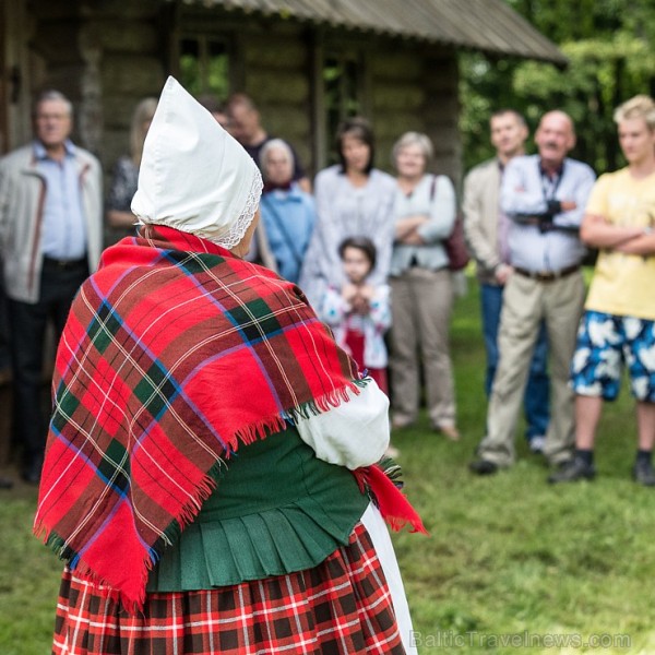 Ar Latgales keramiķu, klūgu un skalu grozu pinēju, kalēju, kokamatnieku, tautas dejotāju un amatierteātra piedalīšanos Jasmuižā tika svinēti Latgales  181962