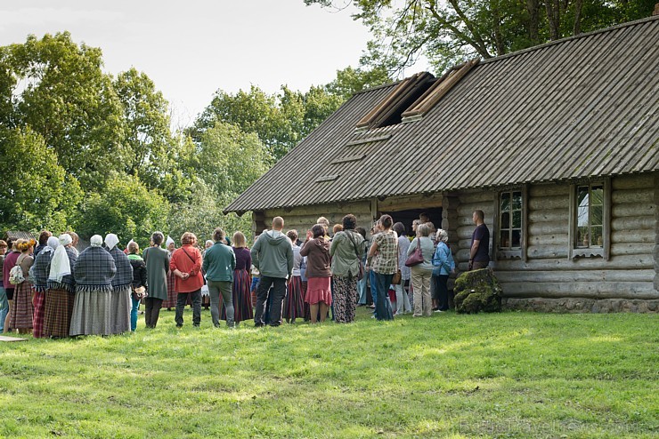 Ar Latgales keramiķu, klūgu un skalu grozu pinēju, kalēju, kokamatnieku, tautas dejotāju un amatierteātra piedalīšanos Jasmuižā tika svinēti Latgales  181963