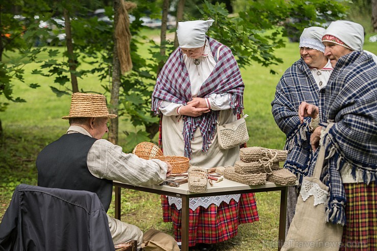 Ar Latgales keramiķu, klūgu un skalu grozu pinēju, kalēju, kokamatnieku, tautas dejotāju un amatierteātra piedalīšanos Jasmuižā tika svinēti Latgales  181972