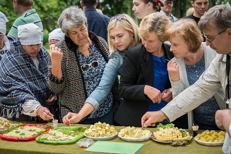 Ar Latgales keramiķu, klūgu un skalu grozu pinēju, kalēju, kokamatnieku, tautas dejotāju un amatierteātra piedalīšanos Jasmuižā tika svinēti Latgales  181978