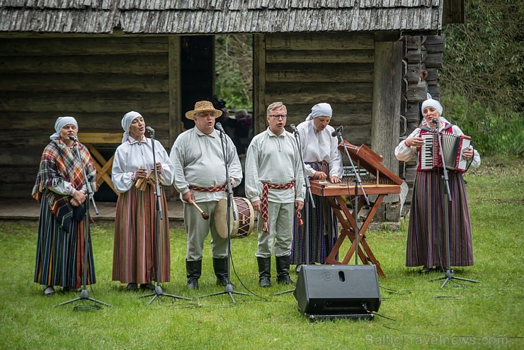 Ar Latgales keramiķu, klūgu un skalu grozu pinēju, kalēju, kokamatnieku, tautas dejotāju un amatierteātra piedalīšanos Jasmuižā tika svinēti Latgales  181983