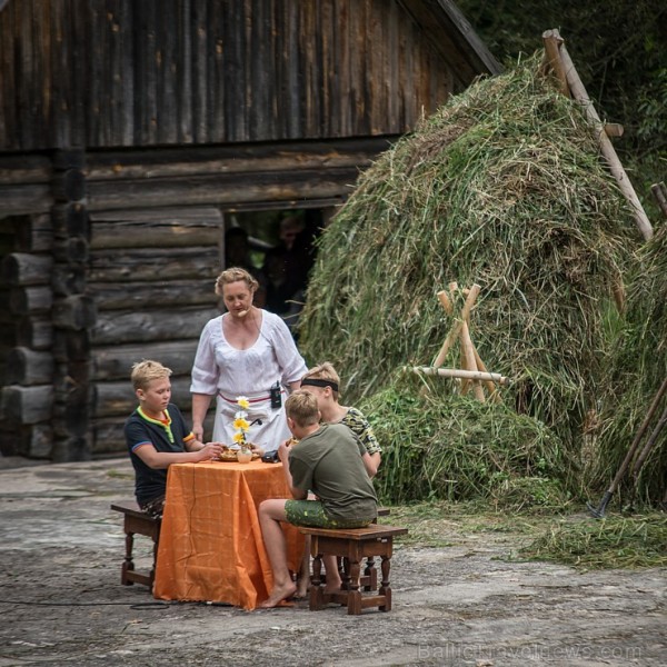 Ar Latgales keramiķu, klūgu un skalu grozu pinēju, kalēju, kokamatnieku, tautas dejotāju un amatierteātra piedalīšanos Jasmuižā tika svinēti Latgales  181984