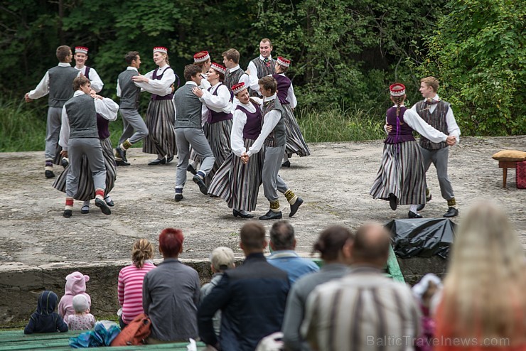 Ar Latgales keramiķu, klūgu un skalu grozu pinēju, kalēju, kokamatnieku, tautas dejotāju un amatierteātra piedalīšanos Jasmuižā tika svinēti Latgales  181988