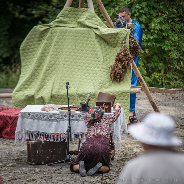 Ar Latgales keramiķu, klūgu un skalu grozu pinēju, kalēju, kokamatnieku, tautas dejotāju un amatierteātra piedalīšanos Jasmuižā tika svinēti Latgales  181989