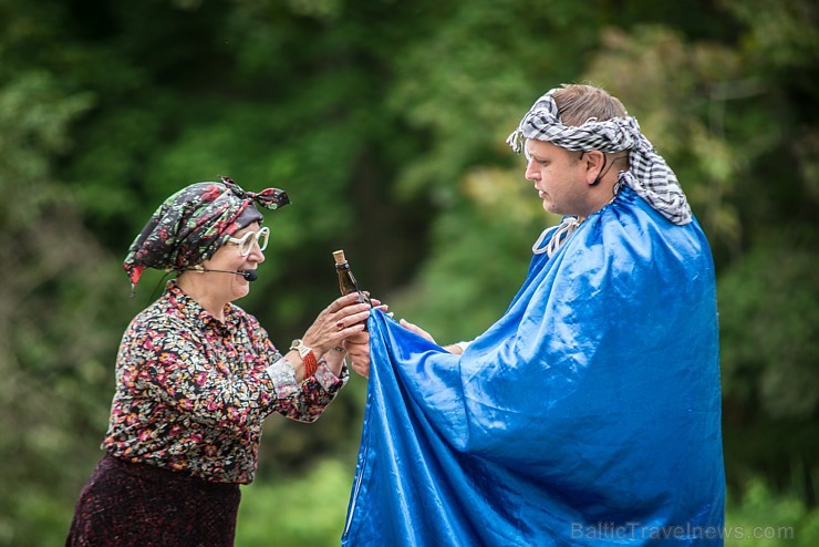 Ar Latgales keramiķu, klūgu un skalu grozu pinēju, kalēju, kokamatnieku, tautas dejotāju un amatierteātra piedalīšanos Jasmuižā tika svinēti Latgales  181990