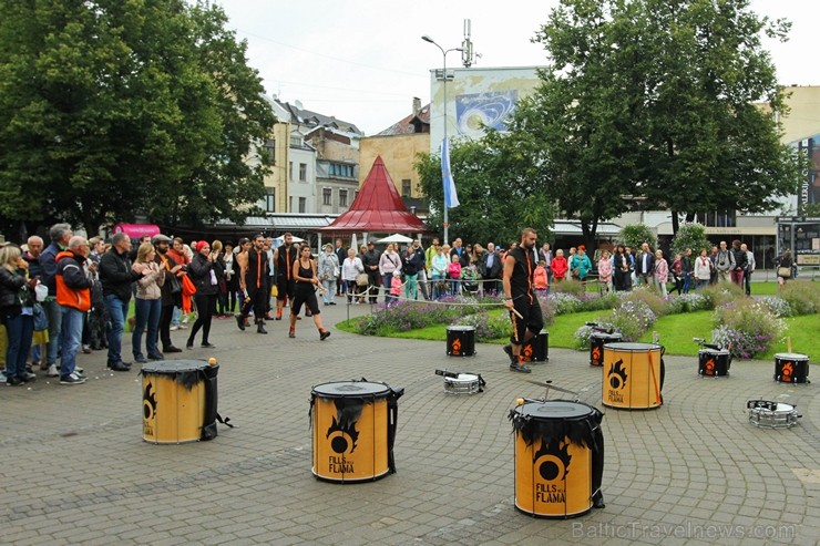 Bundzinieku grupa «Fills de la Flama» priecē Rīgas svētku apmeklētājus 182008