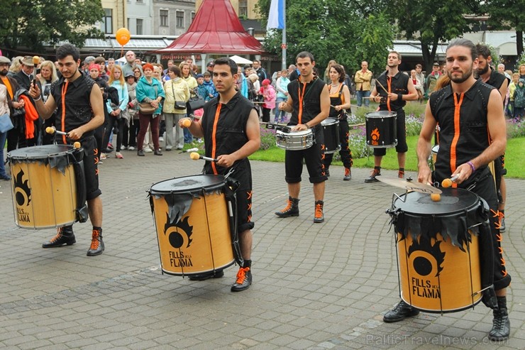 Bundzinieku grupa «Fills de la Flama» priecē Rīgas svētku apmeklētājus 182010