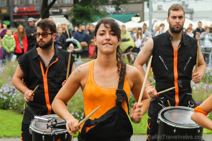 Bundzinieku grupa «Fills de la Flama» priecē Rīgas svētku apmeklētājus 182011