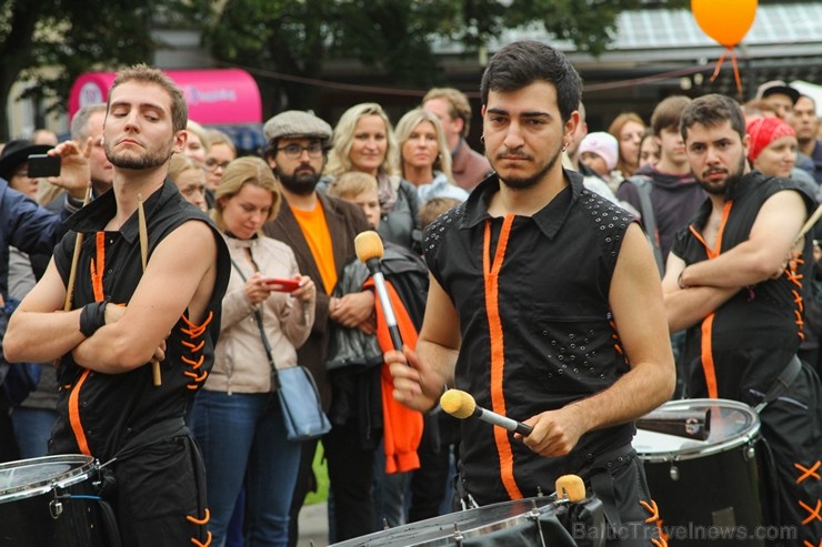 Bundzinieku grupa «Fills de la Flama» priecē Rīgas svētku apmeklētājus 182012